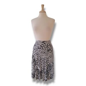 H&M Black/White Stretchy Leaf Patterned Dropped Waist Circle Skirt. Size 6